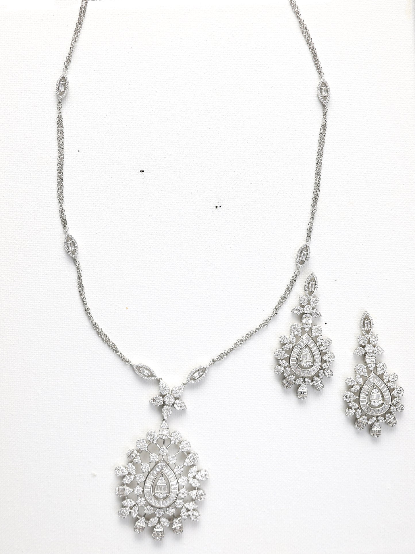 VIVIENNÈ 2 Pcs Long Earring and Necklace Set