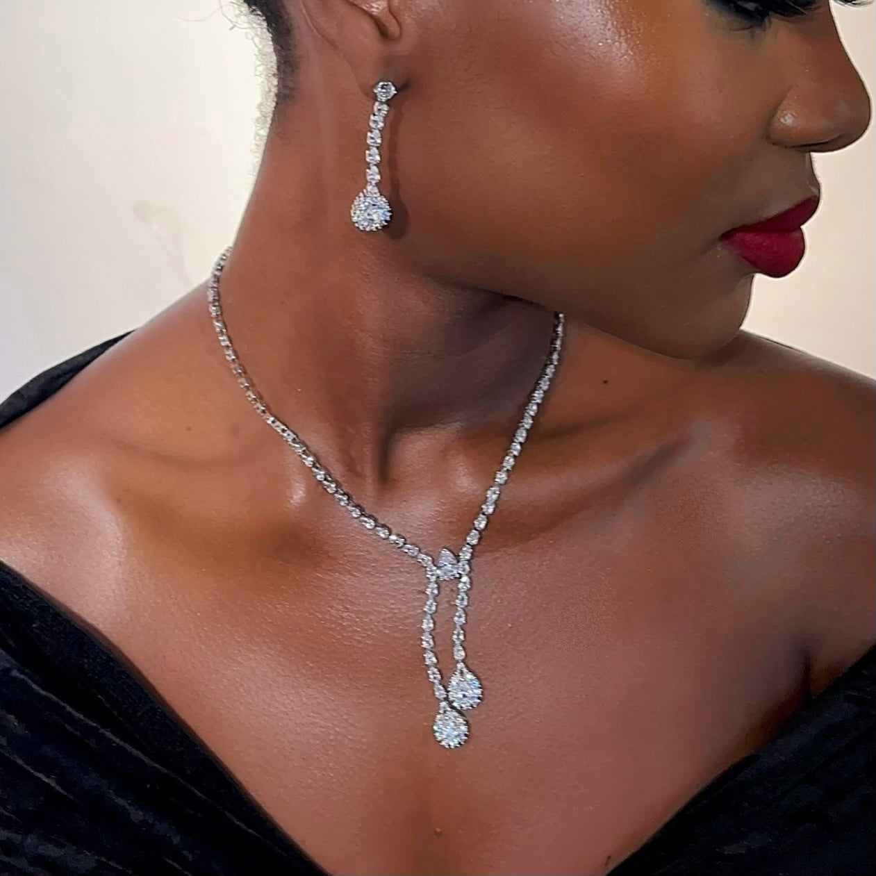 The Amika two  pcs Necklace and earring Jewelry set