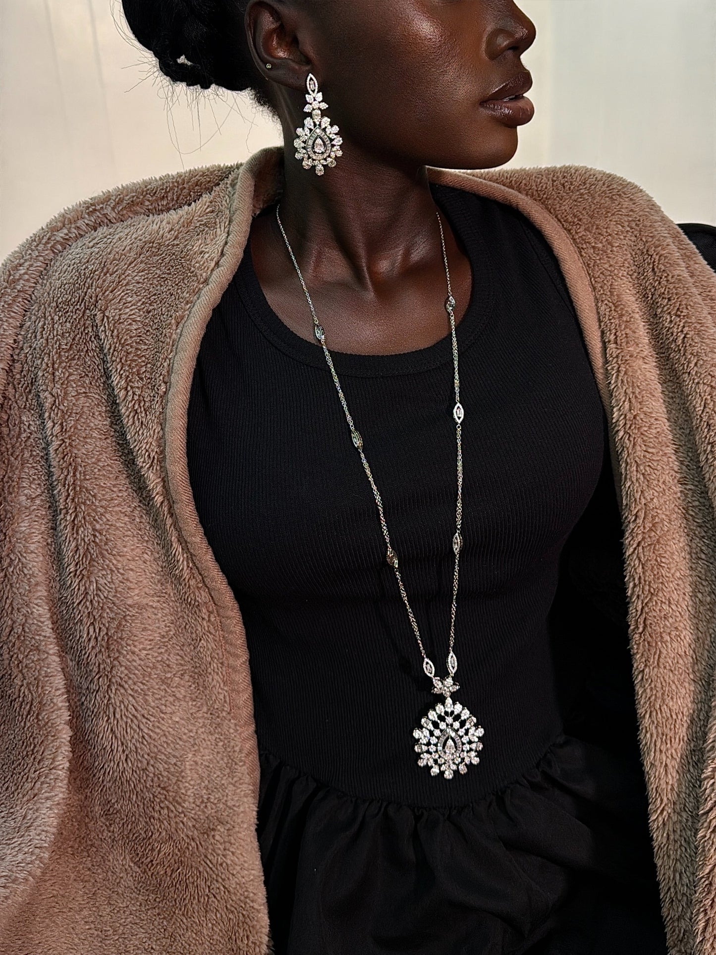 VIVIENNÈ 2 Pcs Long Earring and Necklace Set